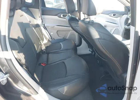 2023 Jeep Compass Latitude 4X4 z USA, uszkodzony, nr VIN 3C4NJDBN7PT513603